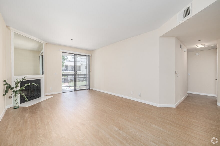 More Photos Of 740 S Burnside Ave, Los Angeles Apartments For Sale