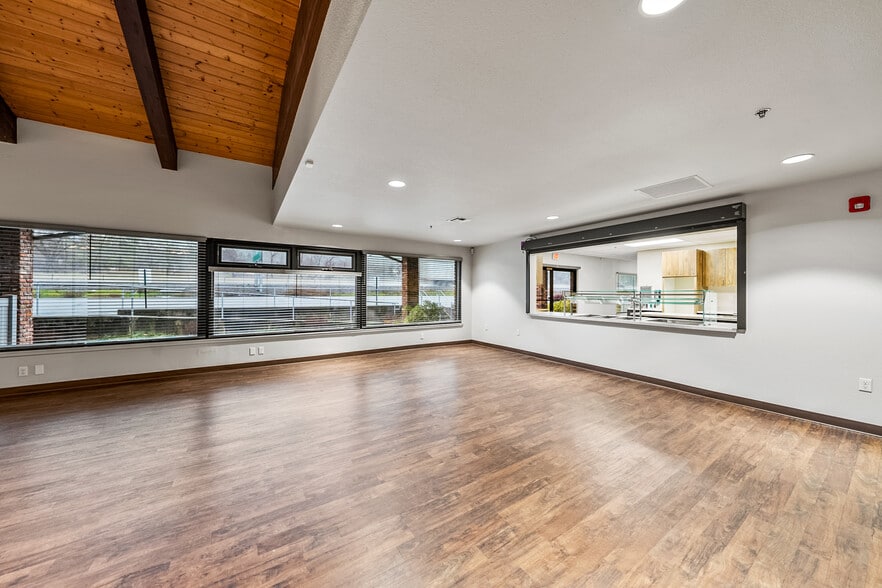 More Photos Of 2166 NW Vine St, Grants Pass Medical For Sale