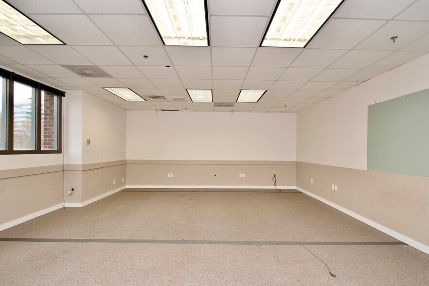 More Photos Of 1964 Gallows Rd, Vienna Office For Sale