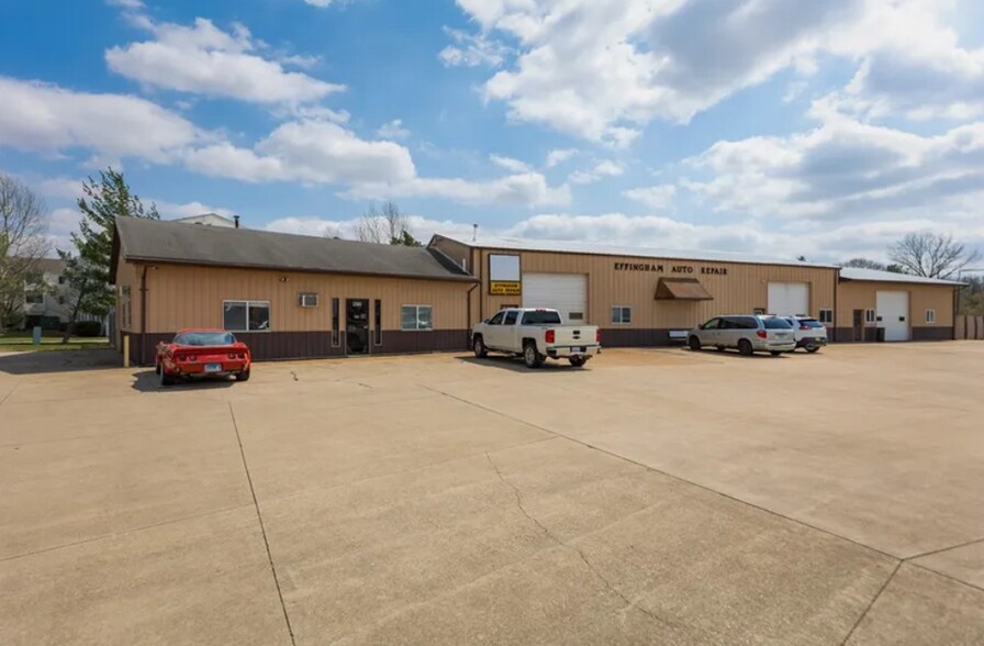 More Photos Of 2300 Hoffman Dr, Effingham Auto Repair For Sale