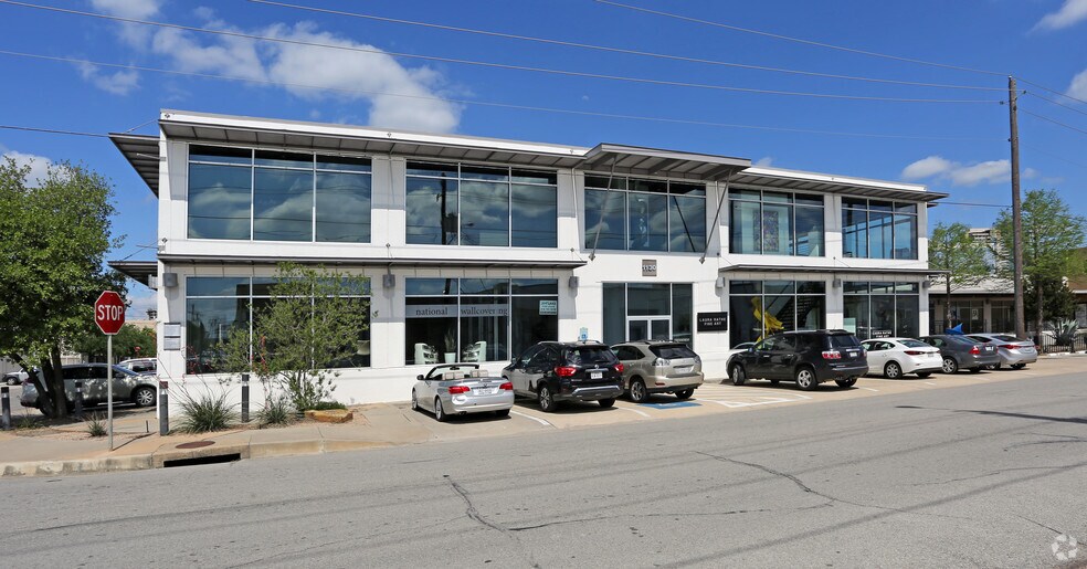More Photos Of 1130 Dragon St, Dallas Showroom For Lease