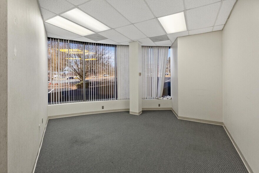 More Photos Of 1989-1999 E Stone Dr, Kingsport Office For Lease