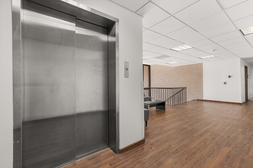 More Photos Of 2045 Space Park Dr, Houston Medical For Lease