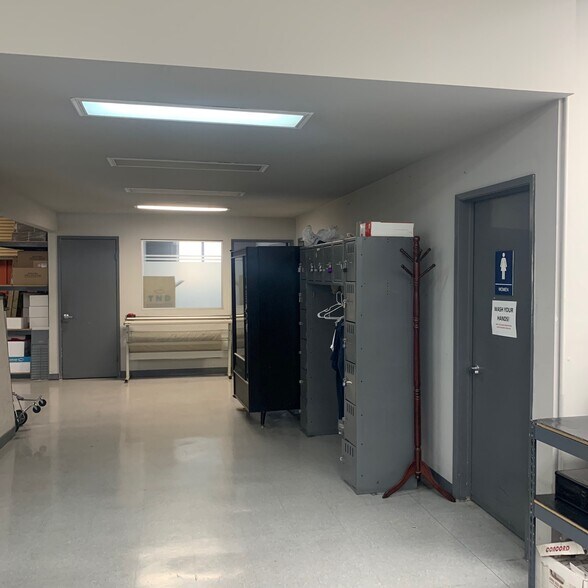 More Photos Of 1321 W 12th St, Los Angeles Light Manufacturing For Lease