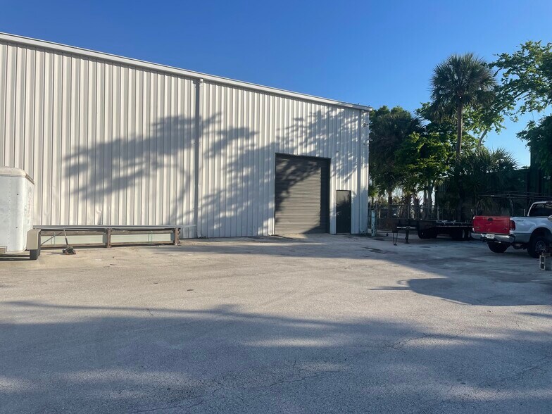 Primary Photo Of 2393 Bellevue Avenue Ext, Daytona Beach Self Storage For Lease