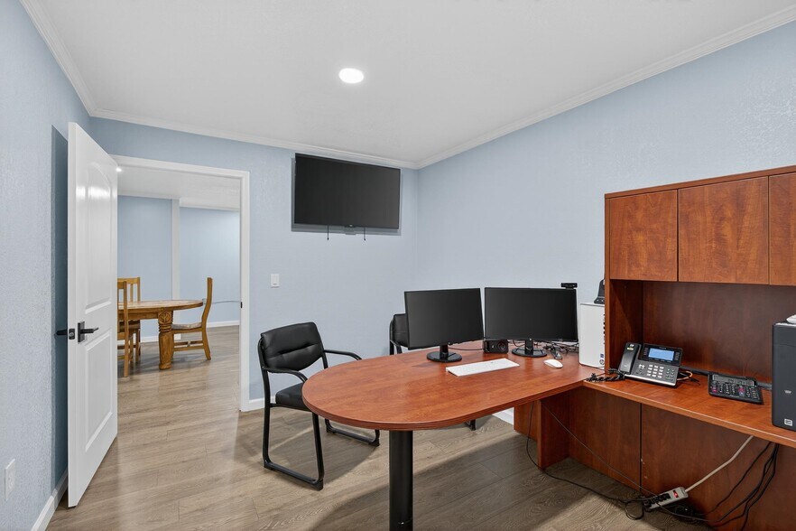 More Photos Of 201 W 9th St, Burnet Warehouse For Lease