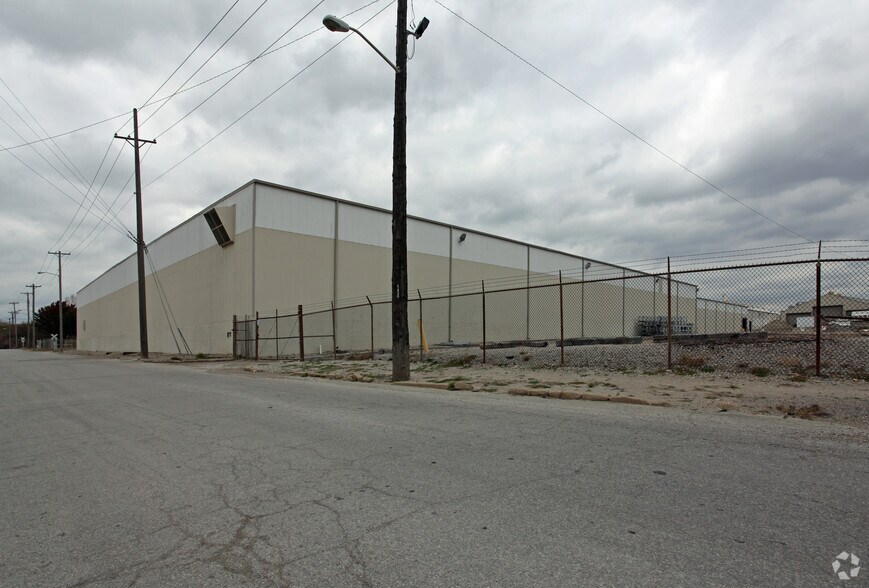 More Photos Of 1413 Osage Ave, Kansas City Manufacturing For Lease