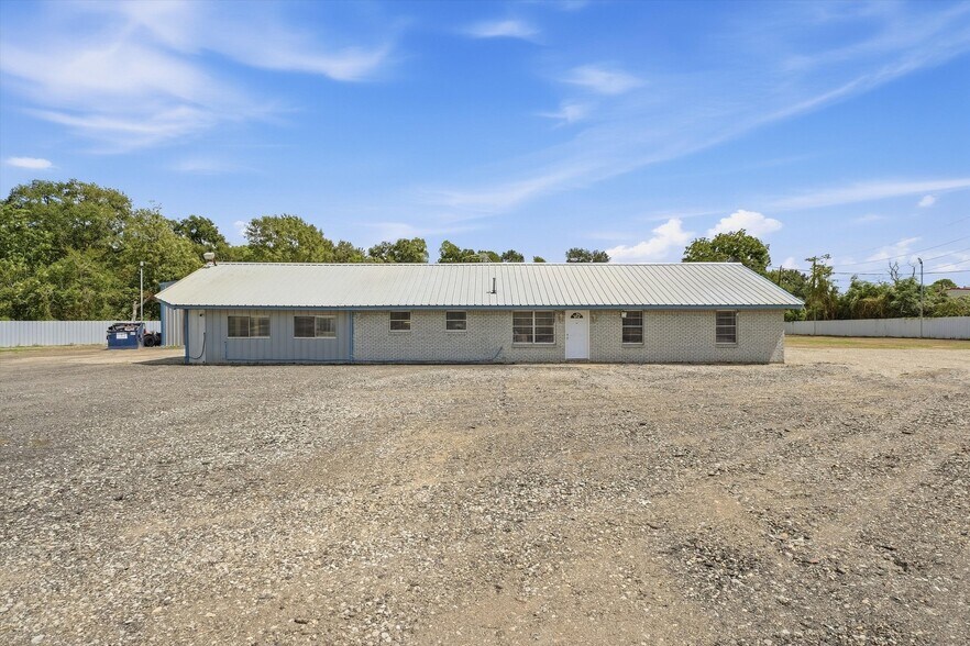 More Photos Of 8438 Windfern Rd, Houston Light Manufacturing For Lease