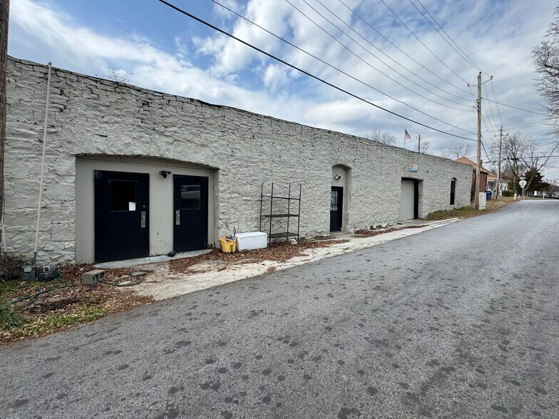 More Photos Of 948 Railroad St, Conyers Storefront Retail Office For Sale