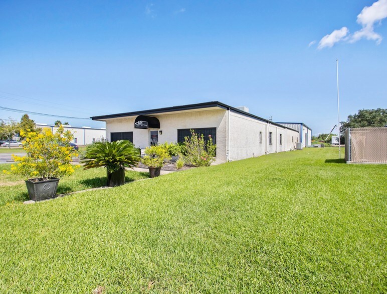 More Photos Of 2020 Anders Ln, Kemah Flex For Lease