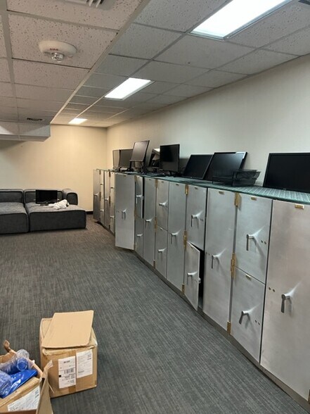 More Photos Of 5631 Broadway St, San Antonio Bank For Lease