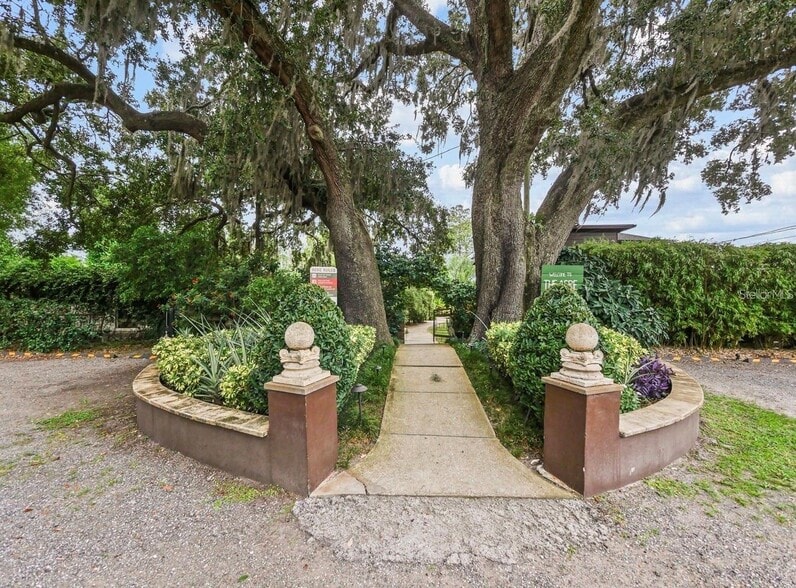 More Photos Of 4421 Edgewater Dr, Orlando Freestanding For Sale