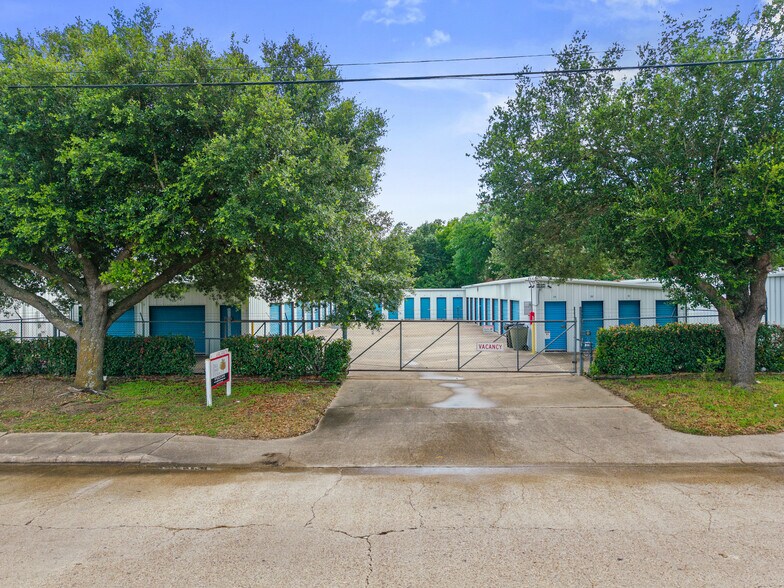 More Photos Of 2306 Cavitt Ave, Bryan Self Storage For Sale