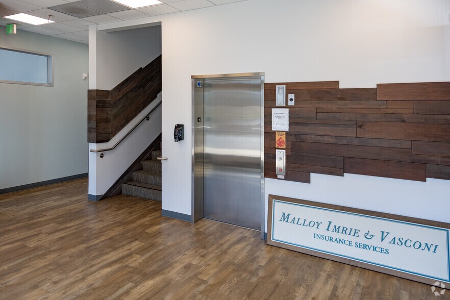 More Photos Of 166-176 Gateway Rd E, Napa Office For Lease