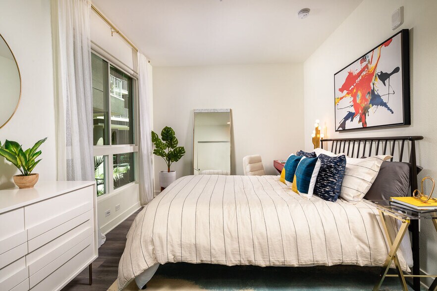 More Photos Of 1331 N Cahuenga Blvd, Los Angeles Apartments For Lease