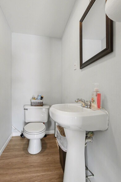 More Photos Of 1031 N Washington Ave, Lansing Office For Sale