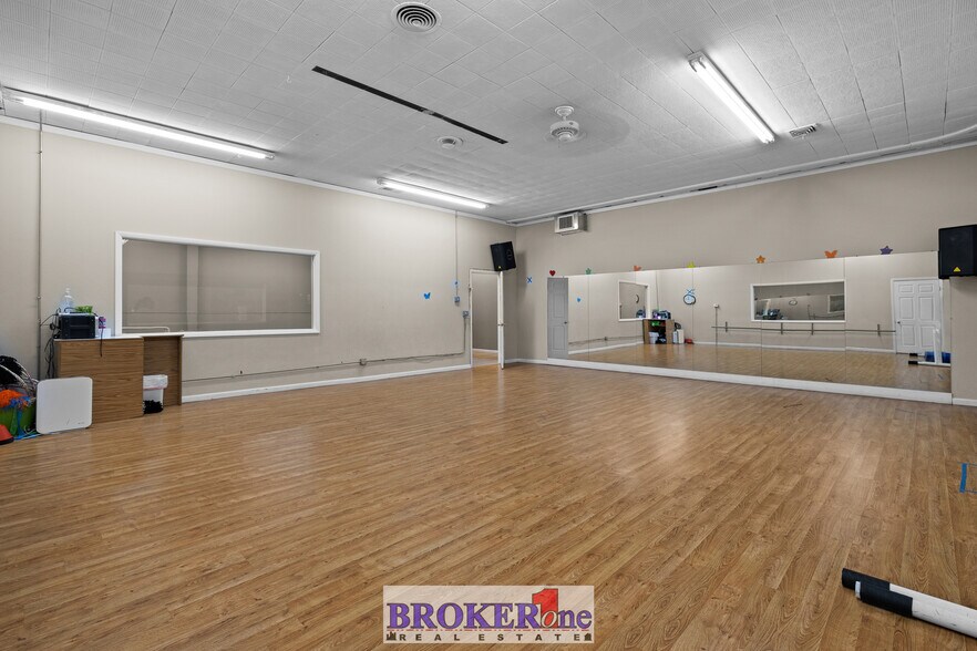 More Photos Of 225 N Wolcott St, Casper Flex For Sale