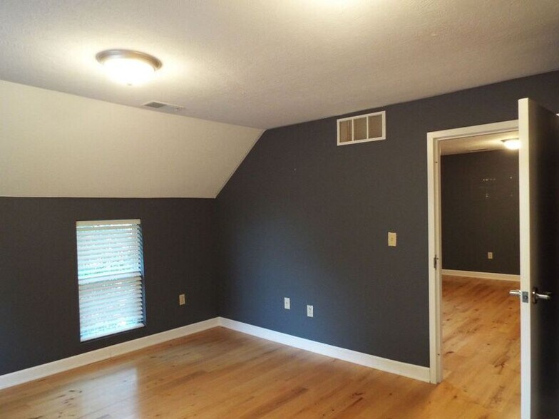 More Photos Of 29715 Pettibone Rd, Solon Storefront Retail Office For Lease