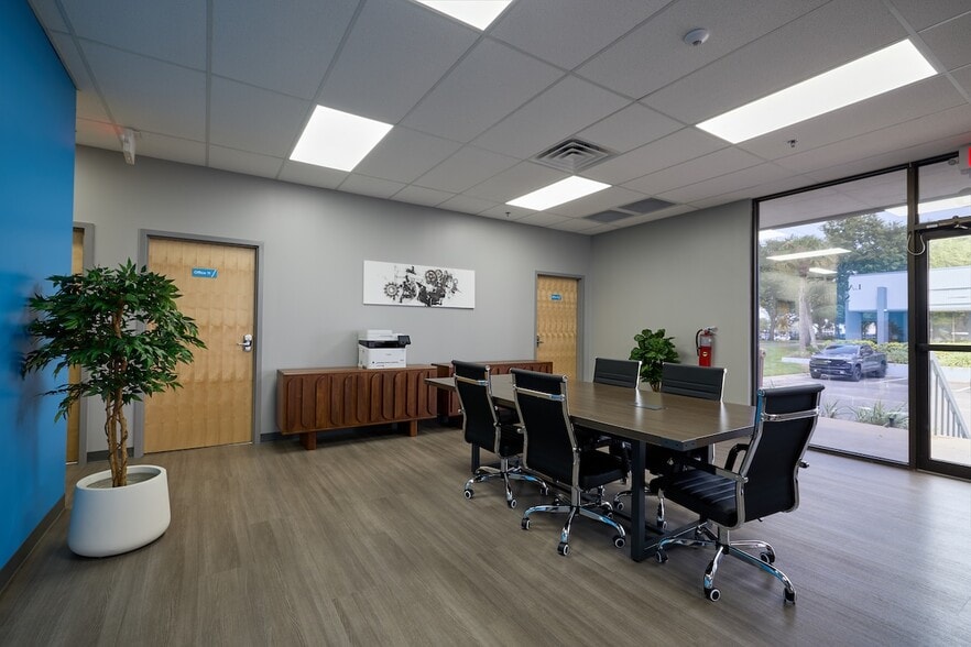 More Photos Of 1255 La Quinta Dr, Orlando Warehouse For Lease