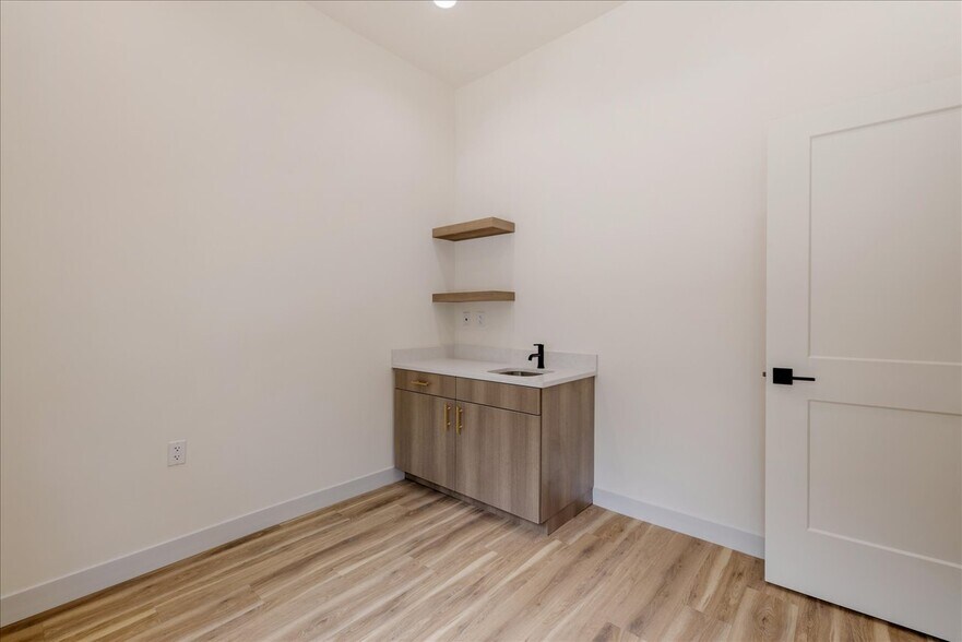 More Photos Of 2458 Mahan Dr, Tallahassee Medical For Lease