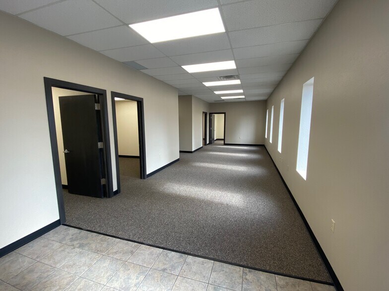 More Photos Of 1044 Parkview Rd, Green Bay Manufacturing For Lease