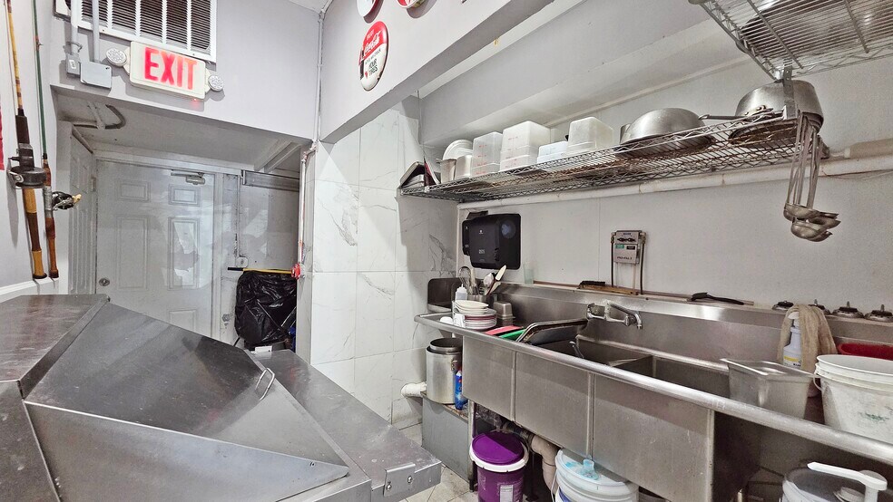 More Photos Of 3901-3911 Lee Hwy, Arlington Freestanding For Lease