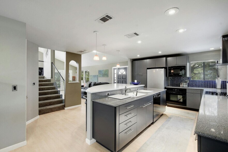 More Photos Of 21201 Kathy Ln, Spicewood Loft Creative Space For Sale