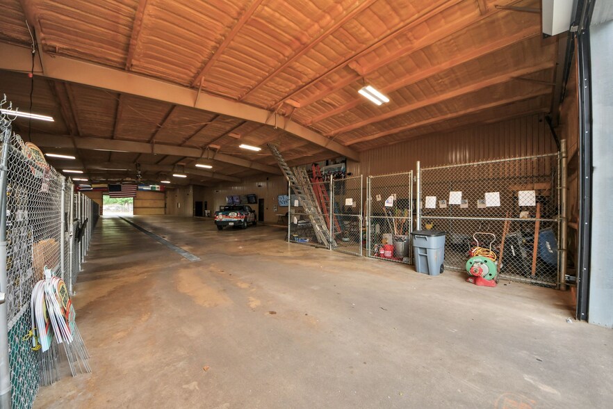 More Photos Of 10814 Woodedge Dr, Houston Warehouse For Sale