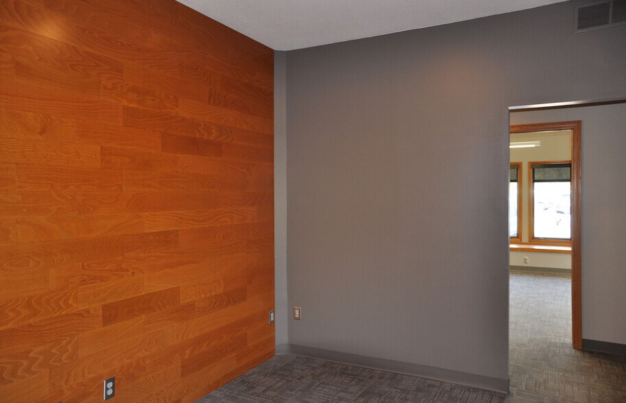 More Photos Of Shunga Creek Office, Topeka Office For Sale