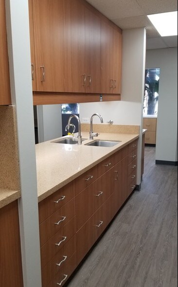 More Photos Of 6024 Fallbrook Ave, Woodland Hills Medical For Lease