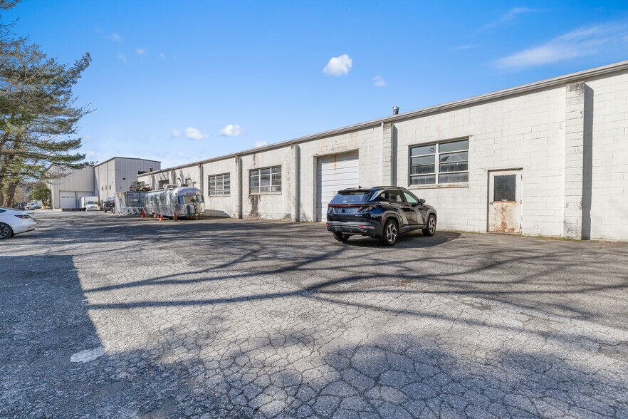 More Photos Of 55 Poplar St, Stamford Light Distribution For Sale