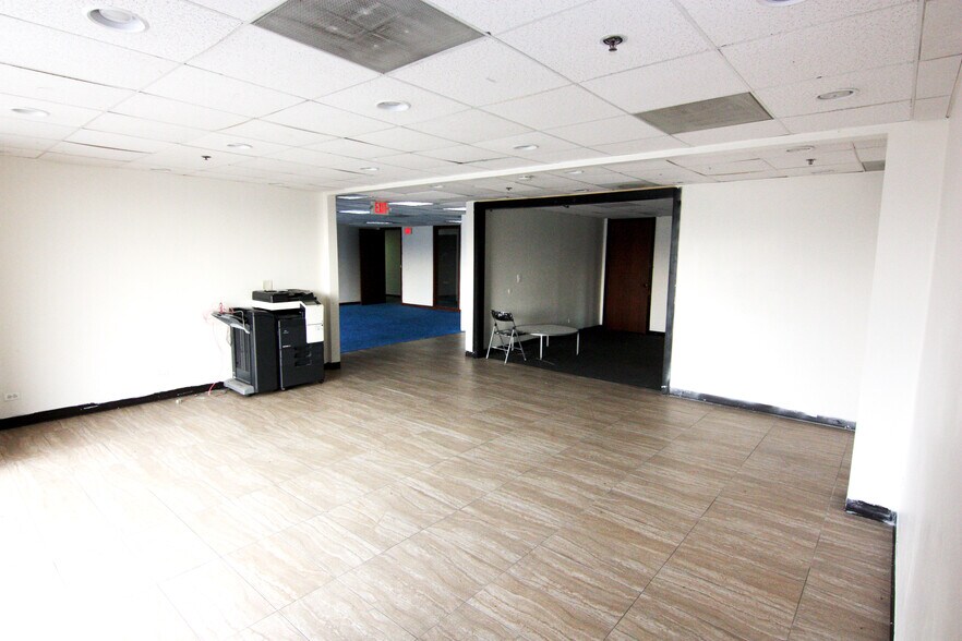 More Photos Of 1300 Irving Park Rd, Streamwood General Retail For Sale