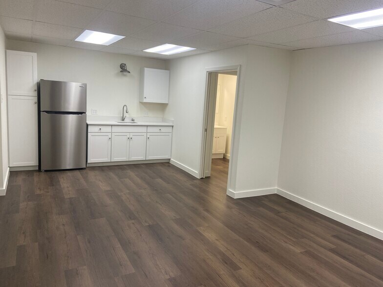 More Photos Of 323 Breesport St, San Antonio Light Distribution For Lease
