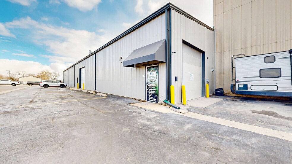 More Photos Of 8017 S 1st St, Wellington Warehouse For Lease