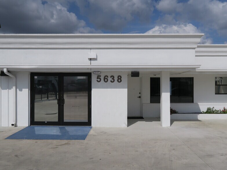 More Photos Of 5638 Star Ln, Houston Auto Dealership For Lease