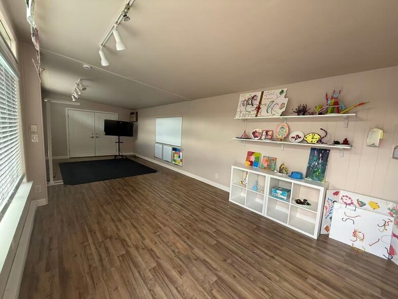 More Photos Of 1592 NW Maple St, Issaquah Showroom For Lease