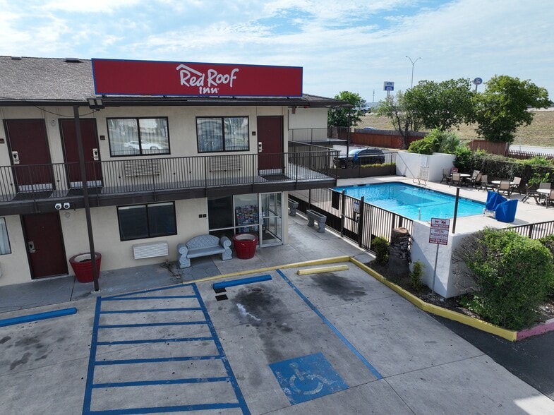 More Photos Of 138 W White, San Antonio Hotel For Sale