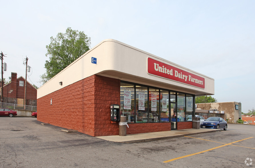 Primary Photo Of 7197 Beechmont Ave, Cincinnati Convenience Store For Lease