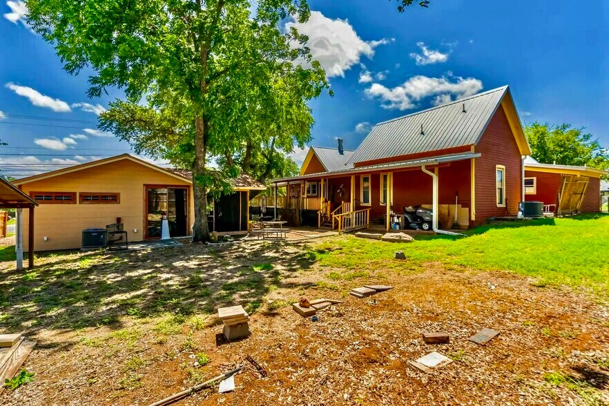 More Photos Of 1307 Wright St, Llano Freestanding For Sale