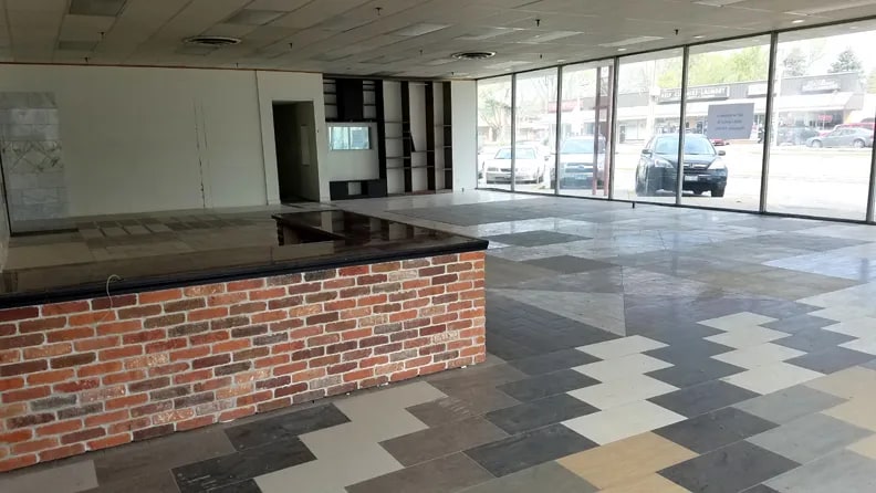 More Photos Of 4001-4007 Golf Rd, Skokie Storefront For Lease