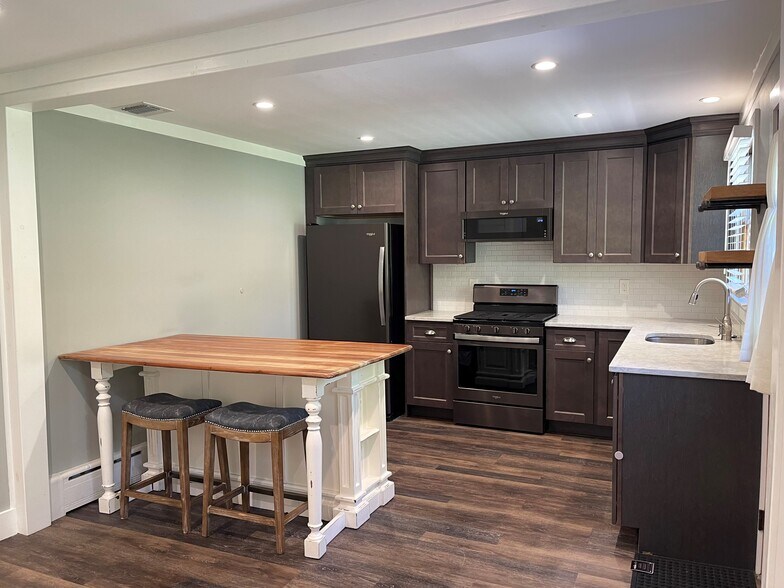 More Photos Of 77 Boulevard Ave, Greenlawn Apartments For Lease