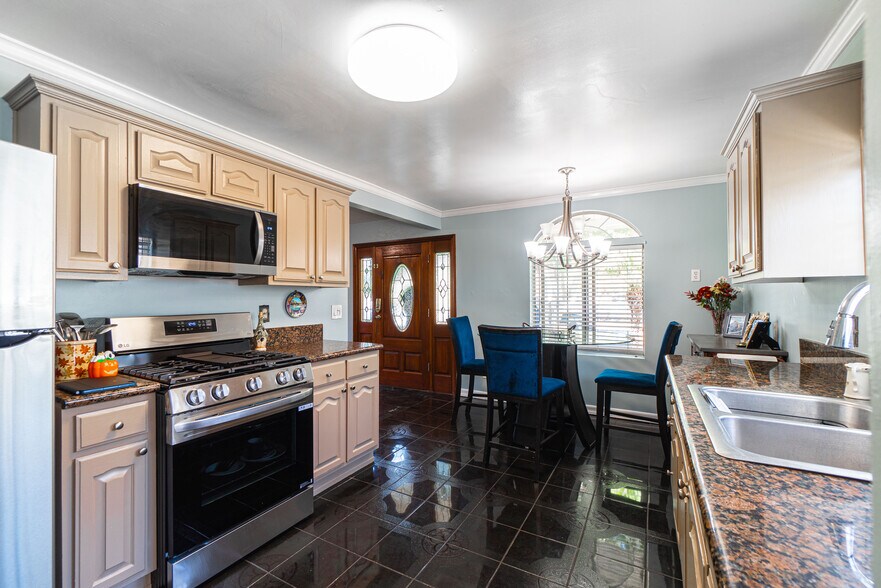 More Photos Of 1562 W 31st St, Long Beach Apartments For Sale