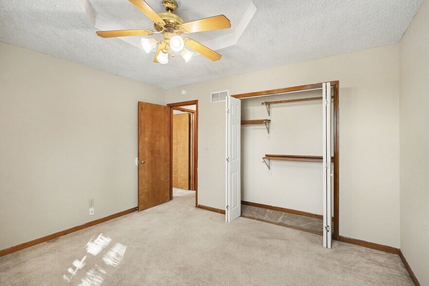 More Photos Of 209 SW Pryor Rd, Lee's Summit Multifamily For Sale