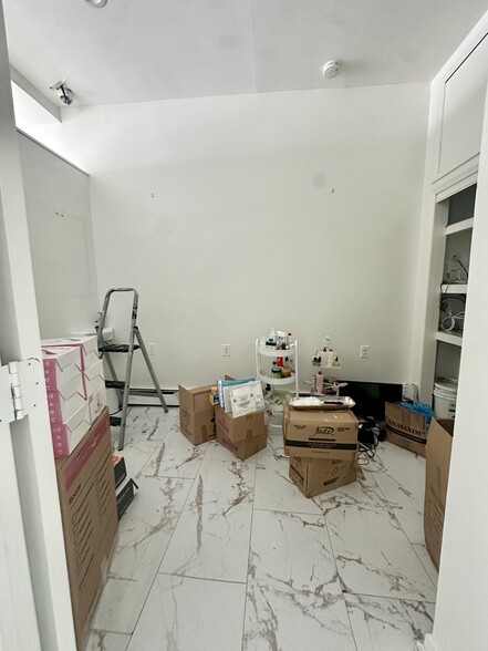 More Photos Of 10 Hilliard Ave, Edgewater Storefront Retail Residential For Lease