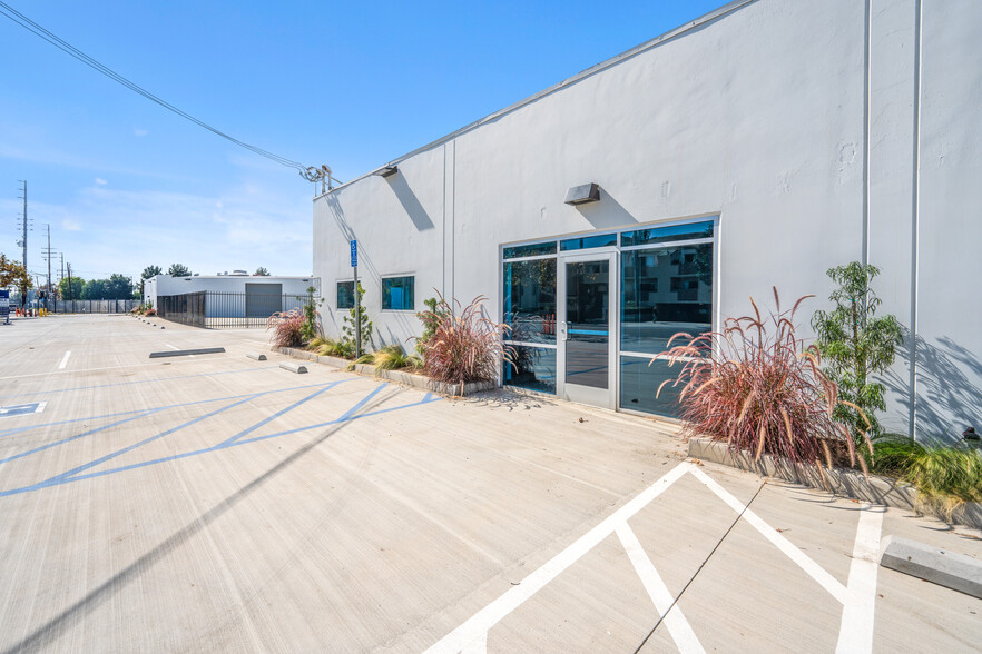 Primary Photo Of 924 S Lyon St, Santa Ana Warehouse For Sale