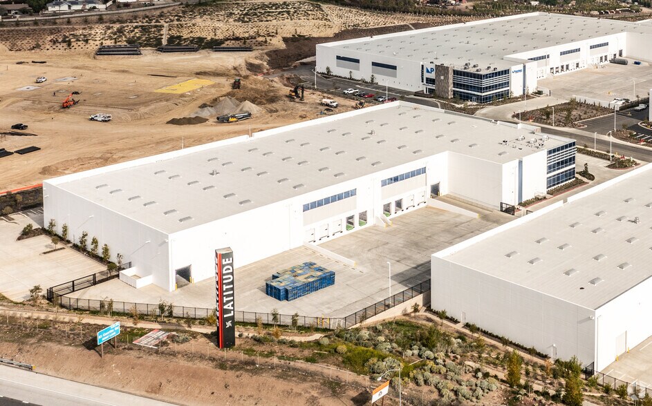 More Photos Of 14 Longitude Way, Corona Distribution For Sale