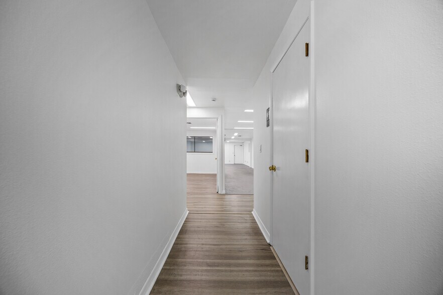 More Photos Of 128 Tomahawk Dr, Indian Harbour Beach Warehouse For Sale