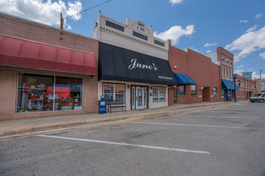 Primary Photo Of 123 S Broadway St, Checotah Restaurant For Sale