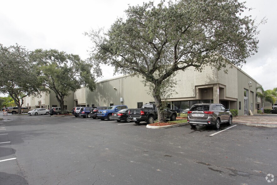 More Photos Of 409-473 Goolsby Blvd, Deerfield Beach Warehouse For Lease