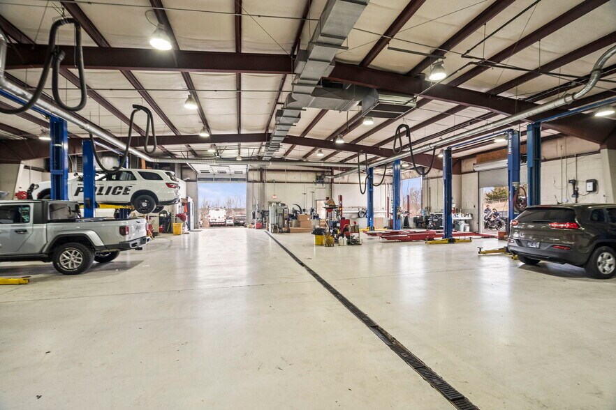 More Photos Of 3450 Tom Austin Hwy, Springfield Auto Dealership For Lease